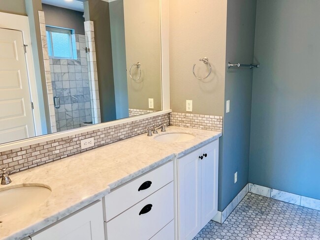 Building Photo - Custom Townhouse with Awesome Back yard