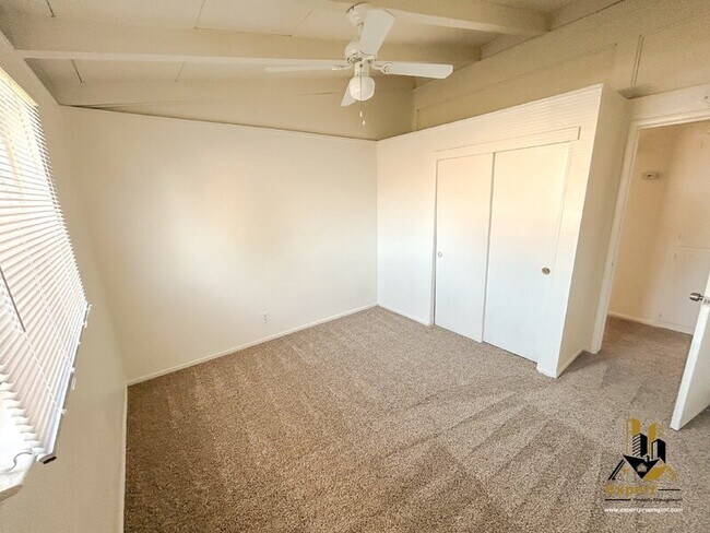 Building Photo - 5625 San Vincente Way