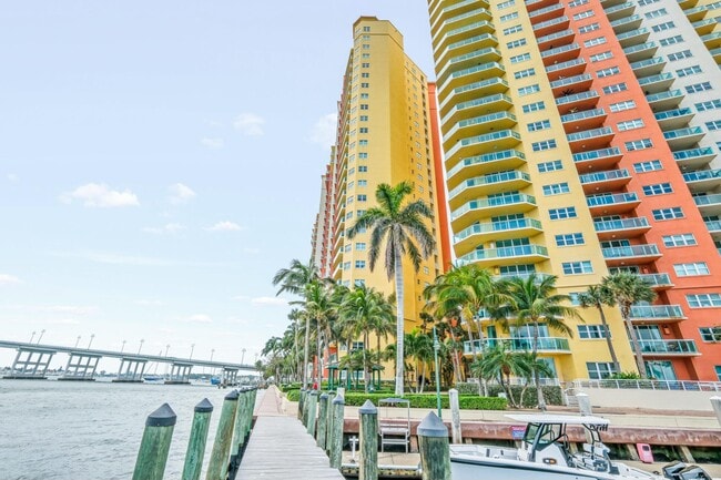 Building Photo - 2640 Lake Shore Dr
