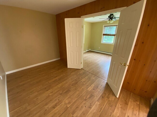 Building Photo - 4BD/1.5BA S. Burlington Townhome