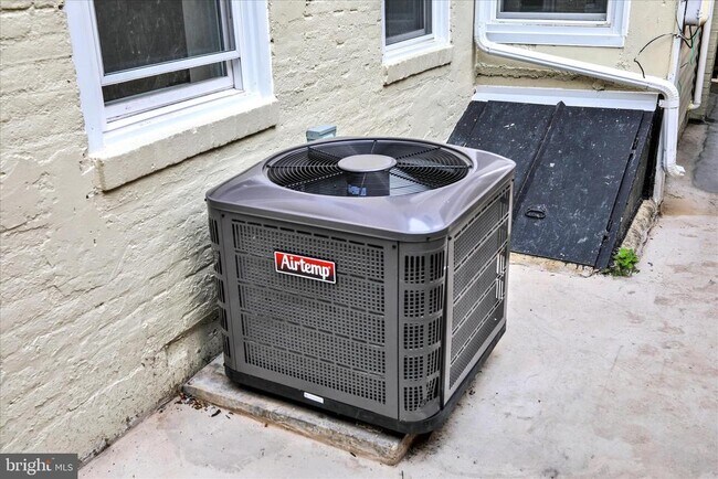 Building Photo - 734 Franklin St