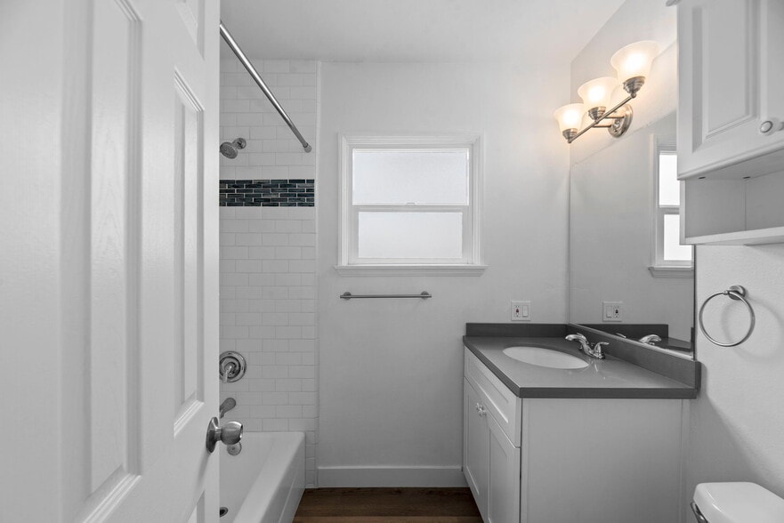 Building Photo - 1304 Corona St