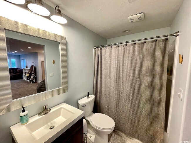 Building Photo - 616 W 4050 N