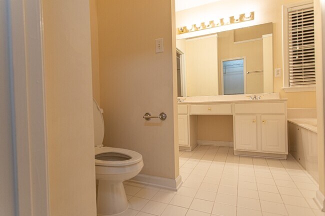 Building Photo - 2124 Sablewood Dr