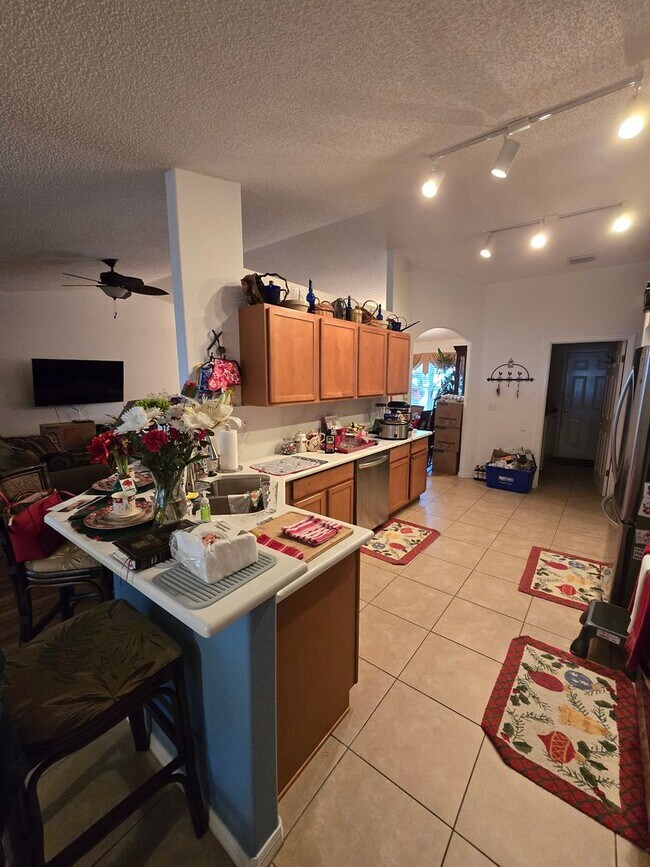 Building Photo - 4 bedrooms, 2 bathrooms, 2 car garage