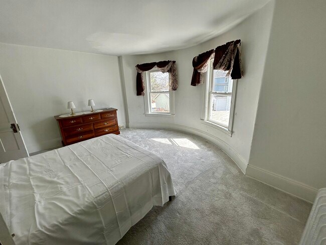 Building Photo - 61 Silver St