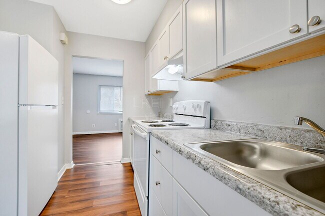 Building Photo - 2425 Lindsay Ave