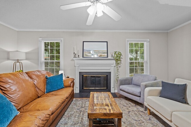 Building Photo - Gorgeous 3 Bedroom Traditional Home Locate...
