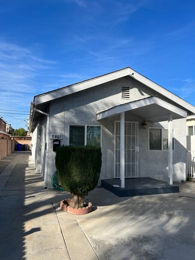Primary Photo - 2 Bed 1 Bath Front House In South Gate