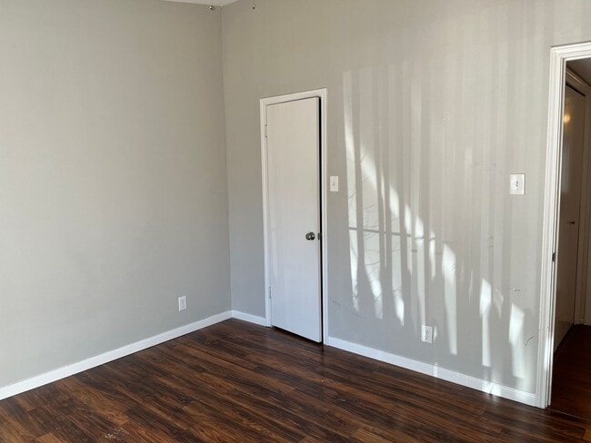 Building Photo - Cute 1/1 Close to Downtown!!
