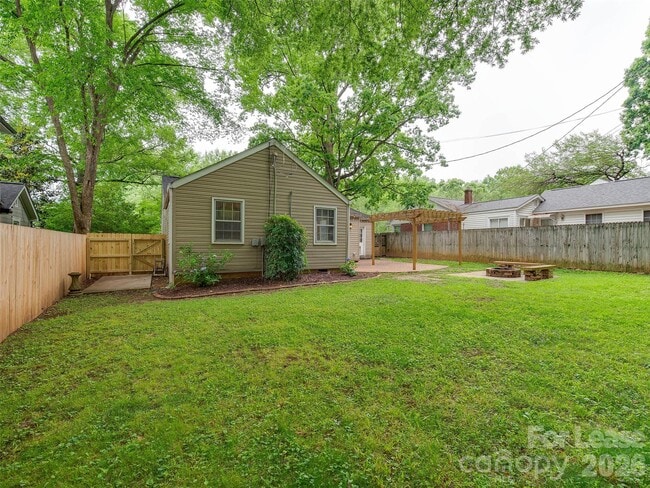 Building Photo - 2329 Kingsbury Dr