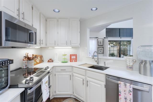 Building Photo - 5950 Lindenshire Ln