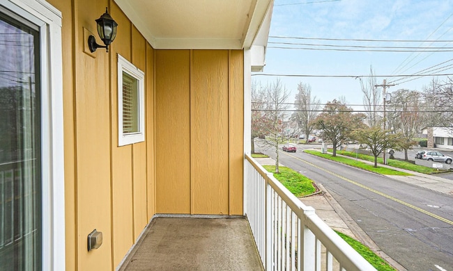 Building Photo - 1/2 OFF FIRST MONTH RENT! Beautiful and Spacious Single Family Condo in Fantastic NE Salem Location