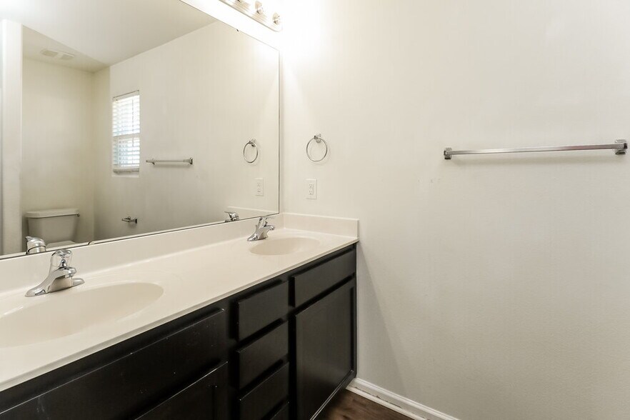 Building Photo - 2541 Meadow Crossing Dr