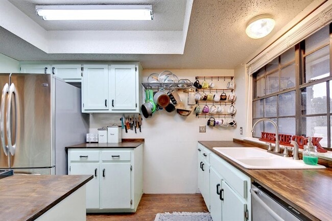 Building Photo - 506 S Mt Rushmore Dr
