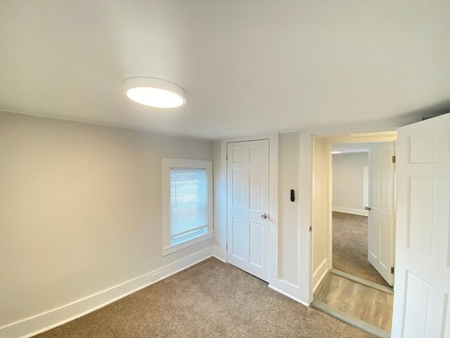 Building Photo - 8 Parkinson Ct