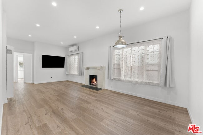 Building Photo - 33 Wavecrest Ave