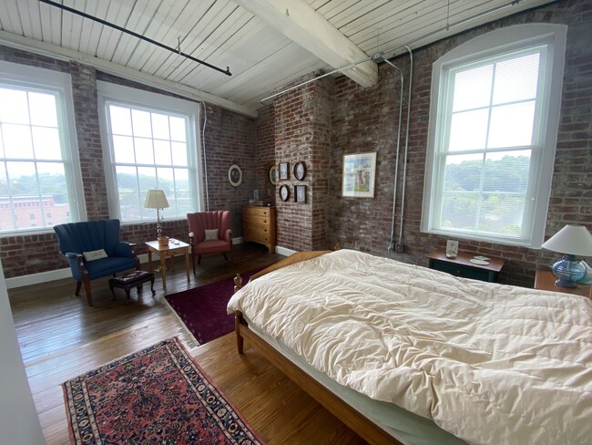 bedroom 1 with 3 windows and sitting area - 901 Jefferson St