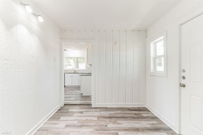 Building Photo - 1 br, 1 bath House - 124 East Castlebriar ...