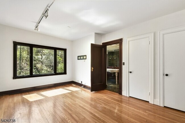 Building Photo - 296 Glen Ave