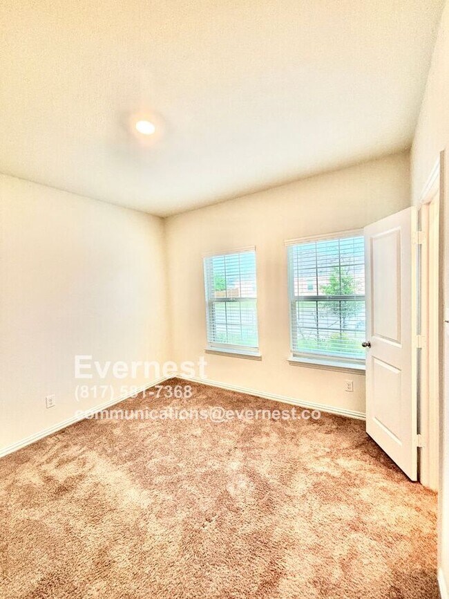 Building Photo - 4-Bedroom Home with Large Backyard and Con...