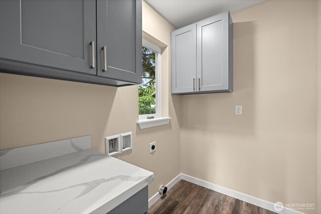 Building Photo - 6417 Ellis Ave S