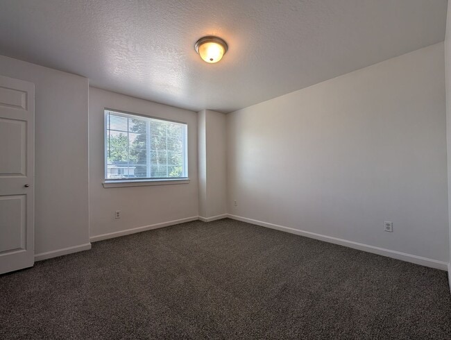 Building Photo - Nice 3 bed/1.5 bath duplex with fenced-in yard and 1 car garage