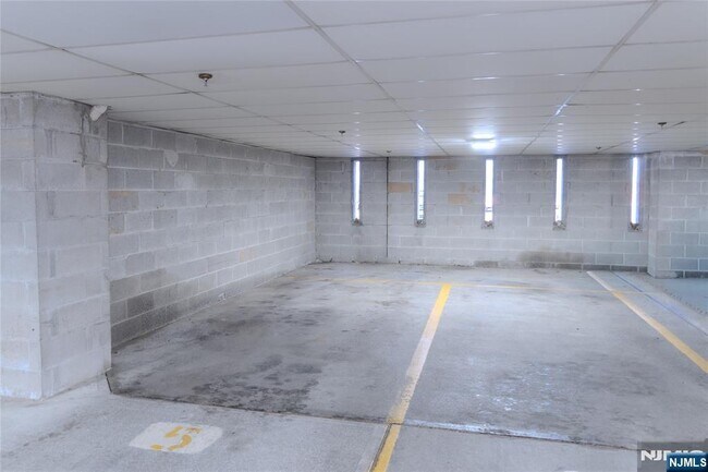 Building Photo - 5 Linden 2H