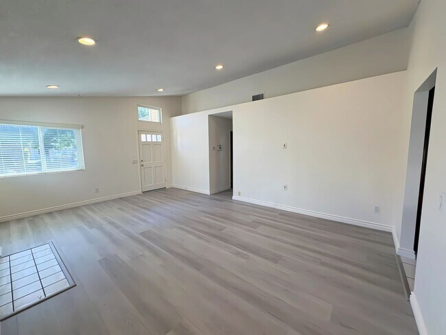 Building Photo - Beautiful Home in a Cul-de sac