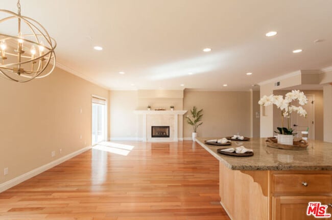 Building Photo - 826 Main St