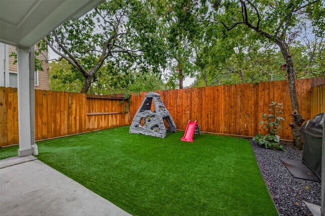 Building Photo - 1027 Gross St