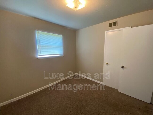 Building Photo - 406 W Douglas Dr