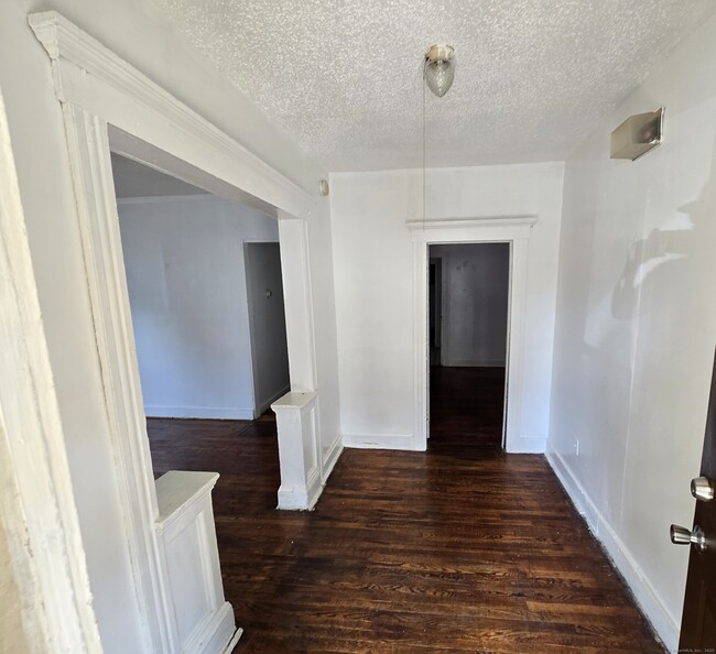 Building Photo - 6 E Raymond St