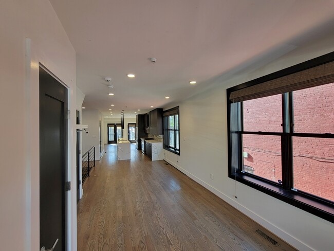 Building Photo - 724 Taylor St NW