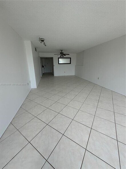 Building Photo - 20100 W Country Club Dr