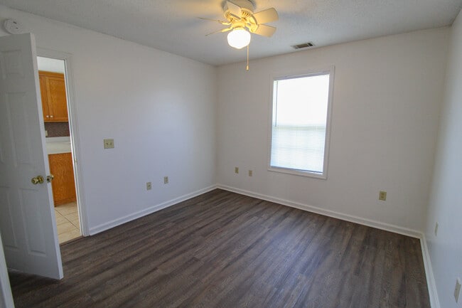 Building Photo - 824 Shaw Rd