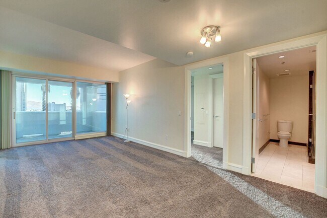 Primary Photo - Sky 607-Stunning 2Bd/2Ba Residence