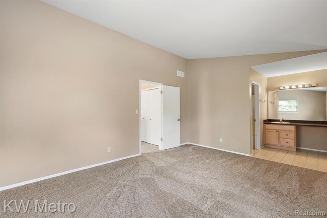 Building Photo - 5652 Drake Hollow Dr E