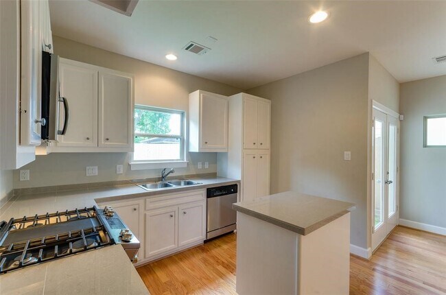 Building Photo - 612 E 38th St