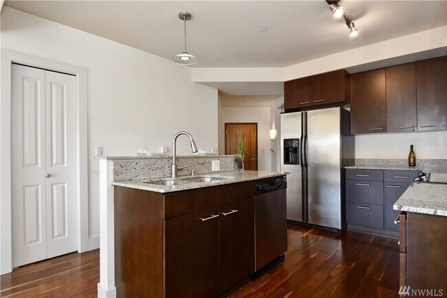 Building Photo - Spacious 1bd/1.5ba Condo in Belltown!