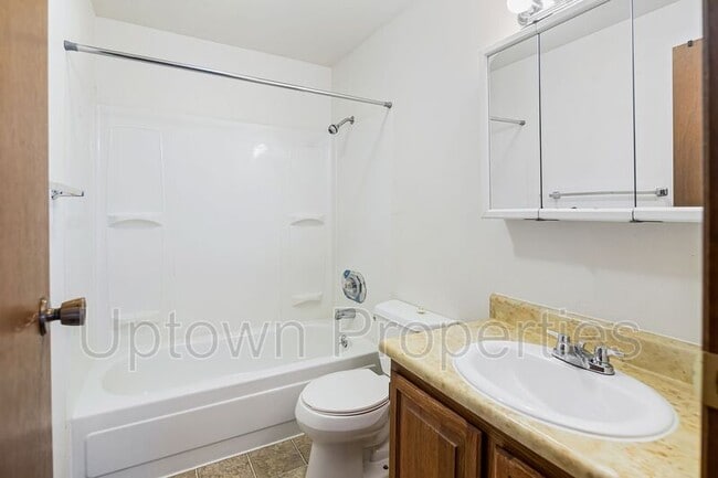 Building Photo - 5660 SW 180th Ave