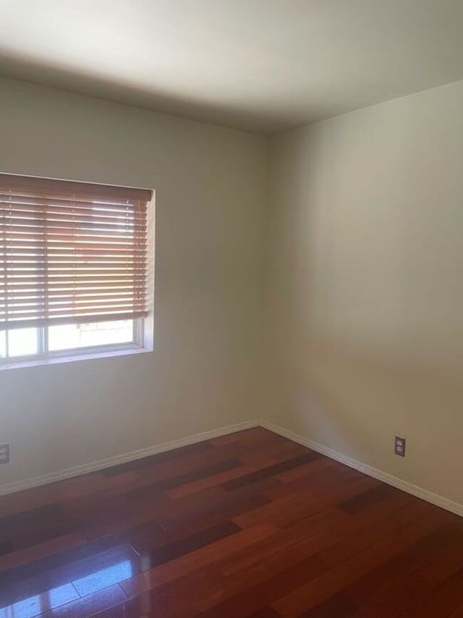 Building Photo - Bright  3bed/2bath single family home with...