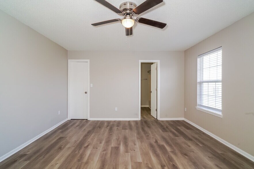 Building Photo - 8336 Country Creek Dr