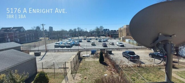 Building Photo - Enormous 2nd Floor Three Bedroom Apartment...