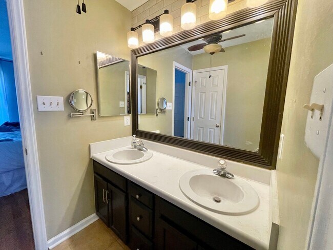 Building Photo - 3 Bedroom 2.5 Bathroom Home w/ 1 car garag...