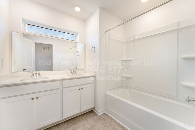 Building Photo - 2034 Highland Park Dr