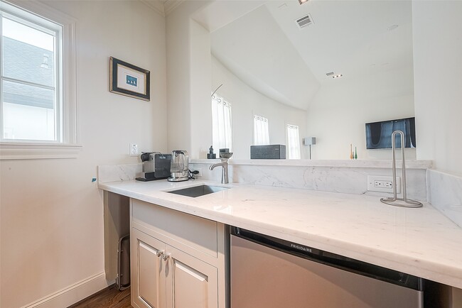 Building Photo - 5416 Jackson St