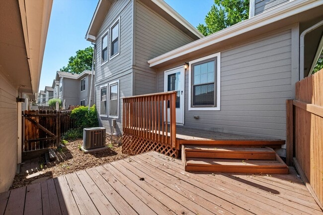 Building Photo - Bright & Spacious 2BR/2BA Townhome with Loft, Fireplace & Private Garage