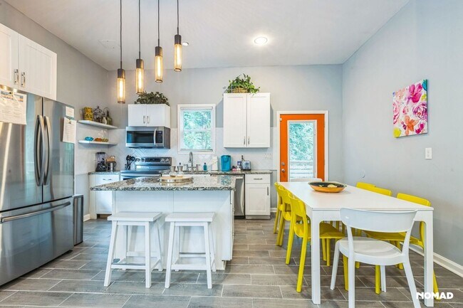 Building Photo - Spacious 4BR House in Atlanta