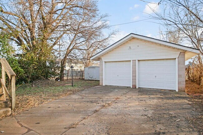 Building Photo - 1524 NE 8th St